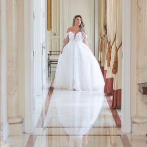 Beautiful and romantic wedding dress. 🥺❤️